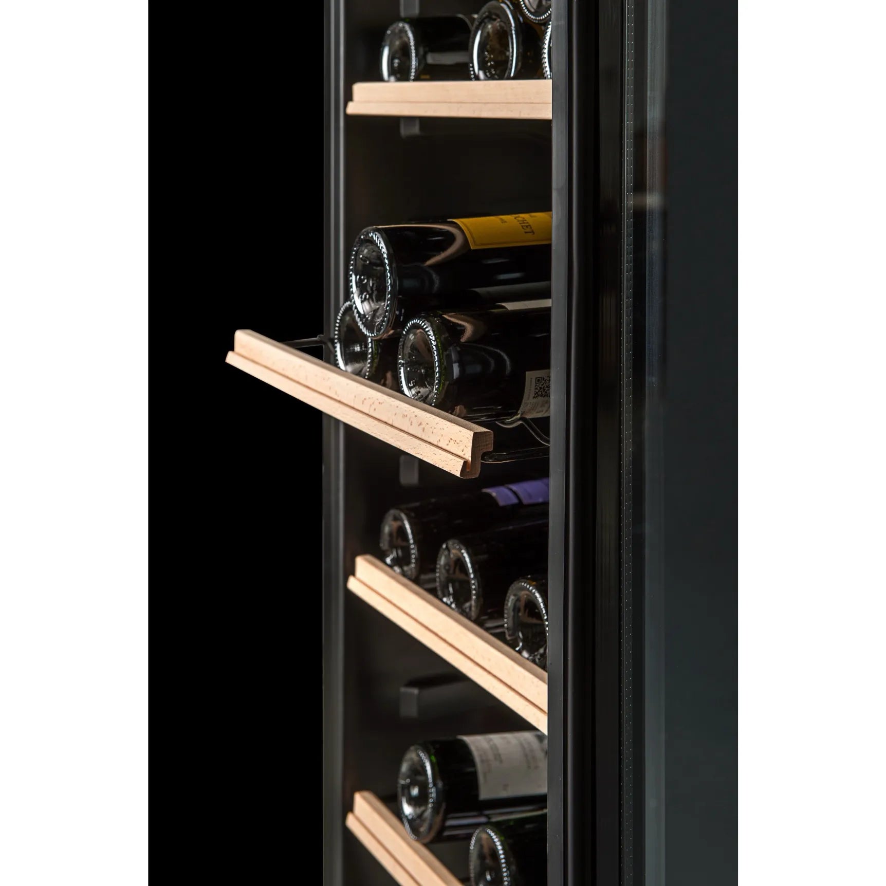 Detailbild des Innenraums im La Sommelière CTPNE147E Weinkühlschrank mit Flaschenablagen.