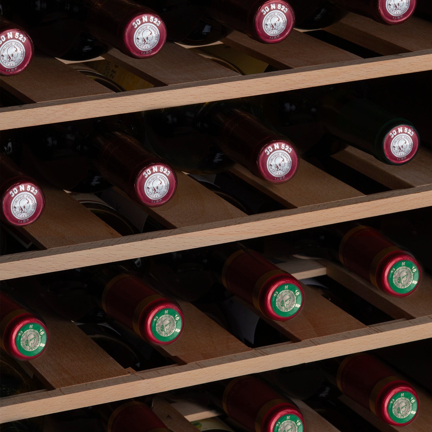 Les Petits Champs CAVCB28 Black Weinkühlschrank – Detailansicht der schwarzen Tür und des Innenraums
