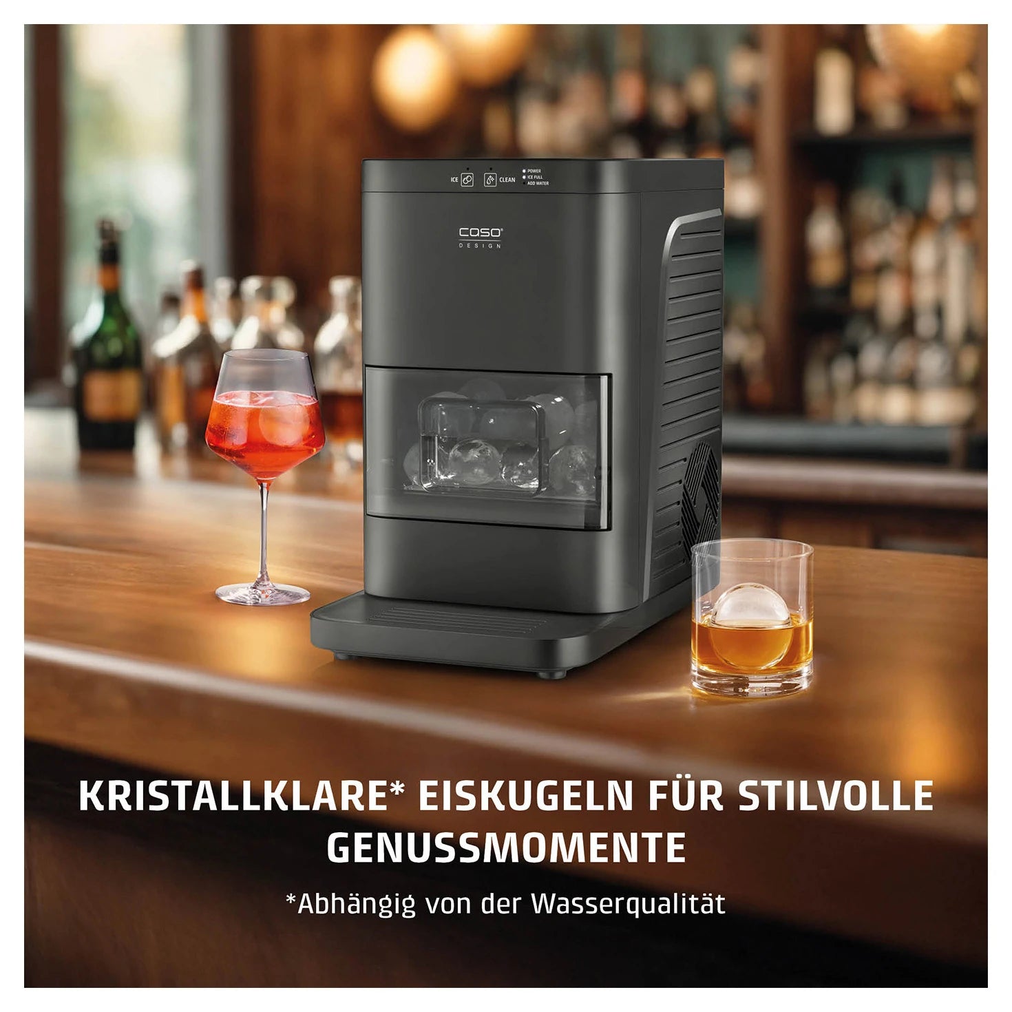 Eiskugelbereiter CASO Design IceBall Pro auf der Bartheke mit Cocktails