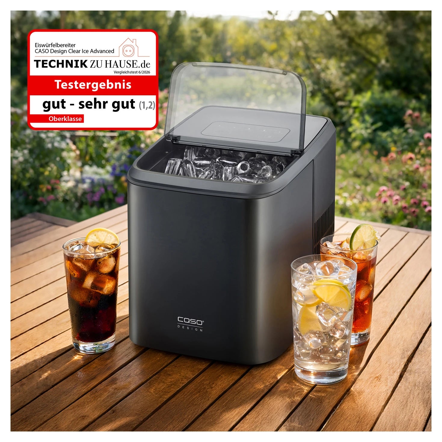 Eiswürfelbereiter CASO Design Clear Ice Advanced auf der Terrasse mit Getränken