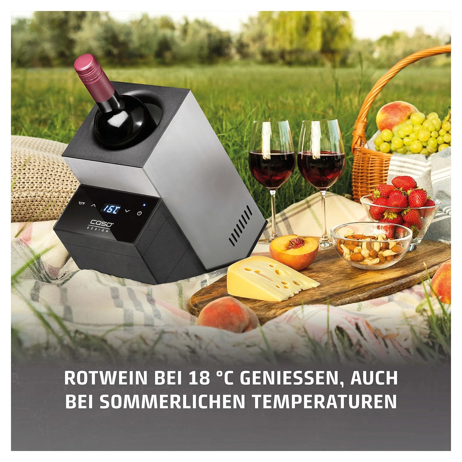 Flaschenkühler CASO Design WineCase Deluxe Inox mit Rotwein im Freien