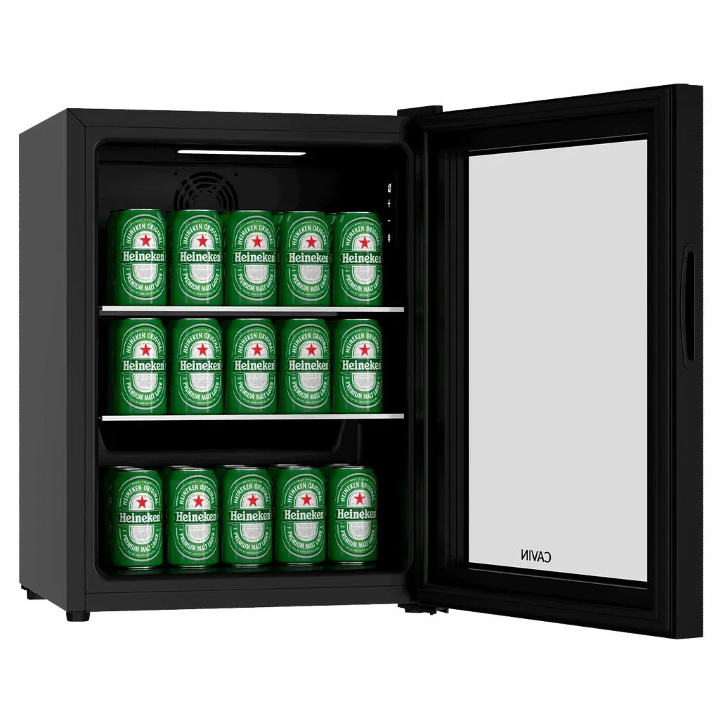 Freistehender Bierkühlschrank Cavin Northern Collection 59 Ansicht von schräg vorne mit geöffneter Glastür und gefüllten Glasböden