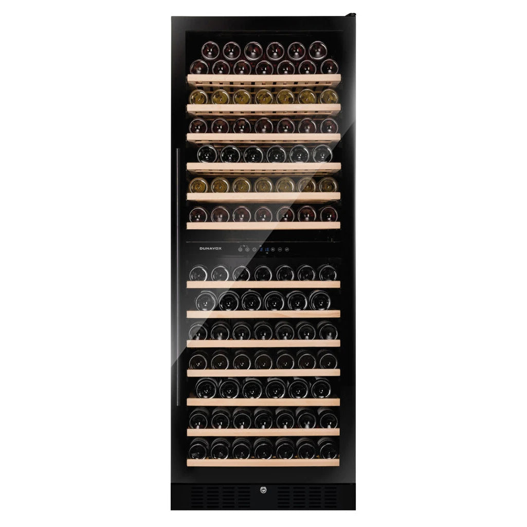 Dunavox Grande-108 Black Weinkühlschrank, Frontansicht mit Holzregalen, zwei Kühlzonen und vollbestückten Weinflaschenreihen