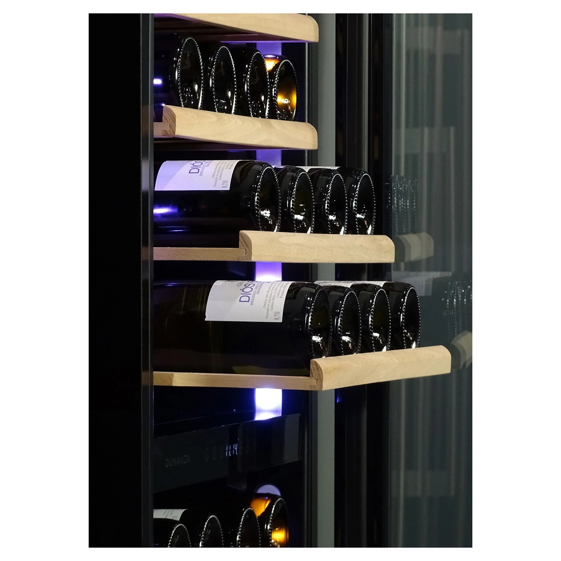 Detailansicht des Dunavox Grande-108 Innenraums mit Holzregalen, liegenden Weinflaschen und blauer LED-Zonenbeleuchtung