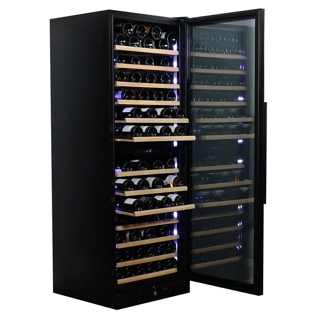 Dunavox Grande-108 Black Weinkühlschrank, Seitenansicht mit offener Tür, Holzregalen und blauer LED-Zonentrennung