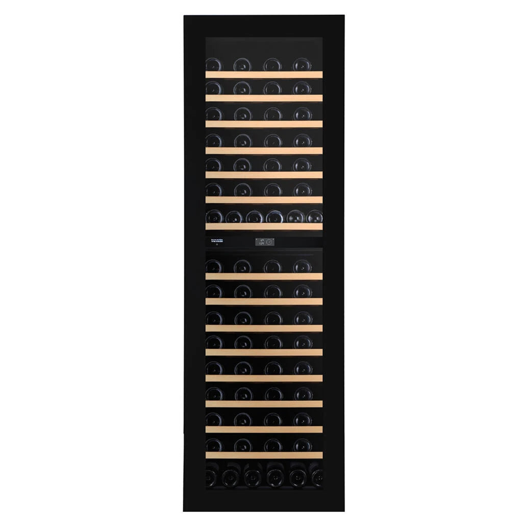 Dunavox Noble-109 Black Weinkühlschrank, Innenansicht mit zahlreichen Holzregalen, liegenden Weinflaschen und Digitalanzeige
