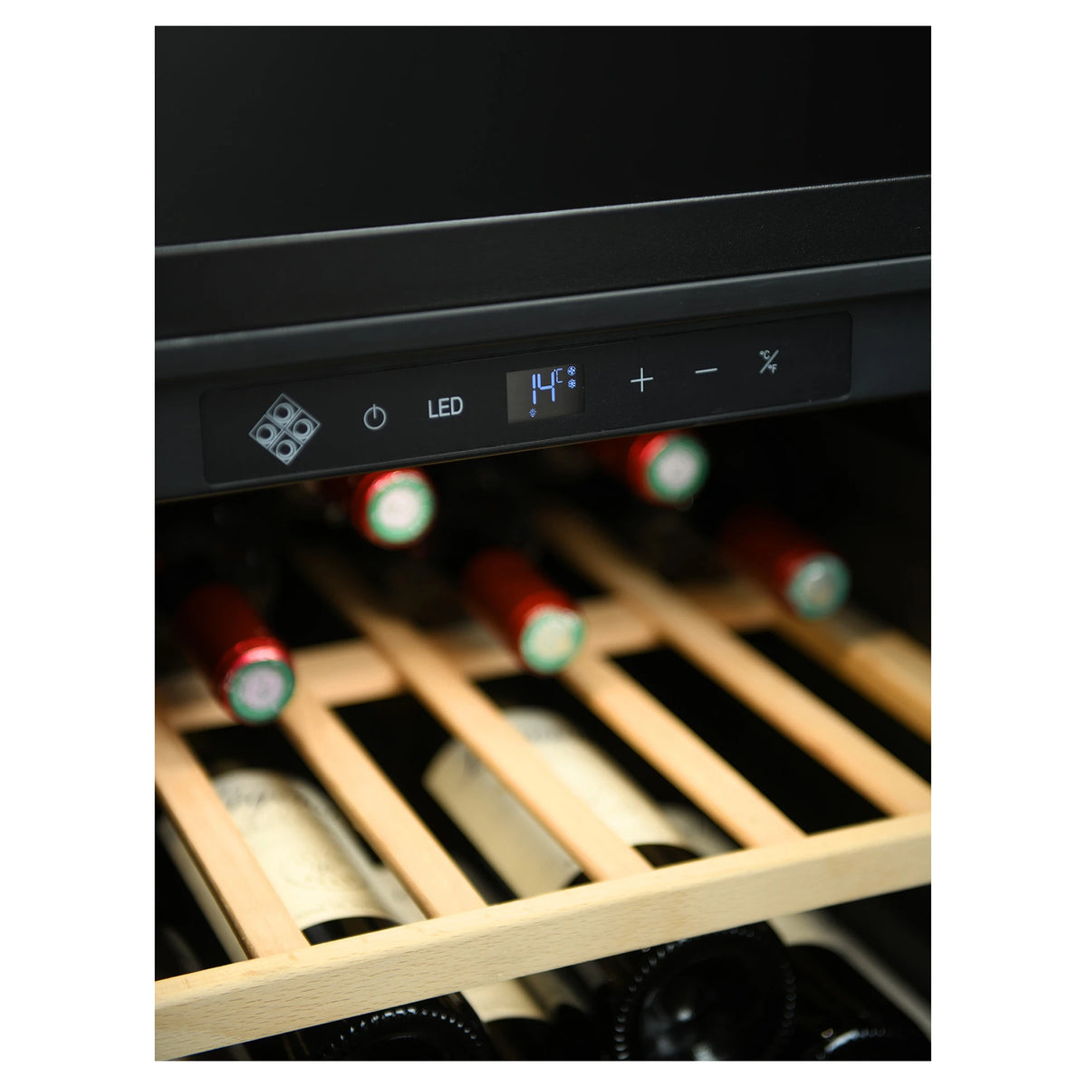 Freistehender Weinkühlschrank La Sommelière SMART112 Detail des digitalen Bedienfelds über den Holzböden