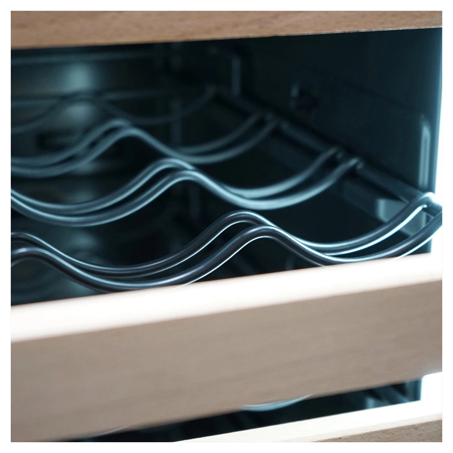 Freistehender Weinkühlschrank CASO Design WineChef Duo 122 Black Detailansicht der Holzlagerböden