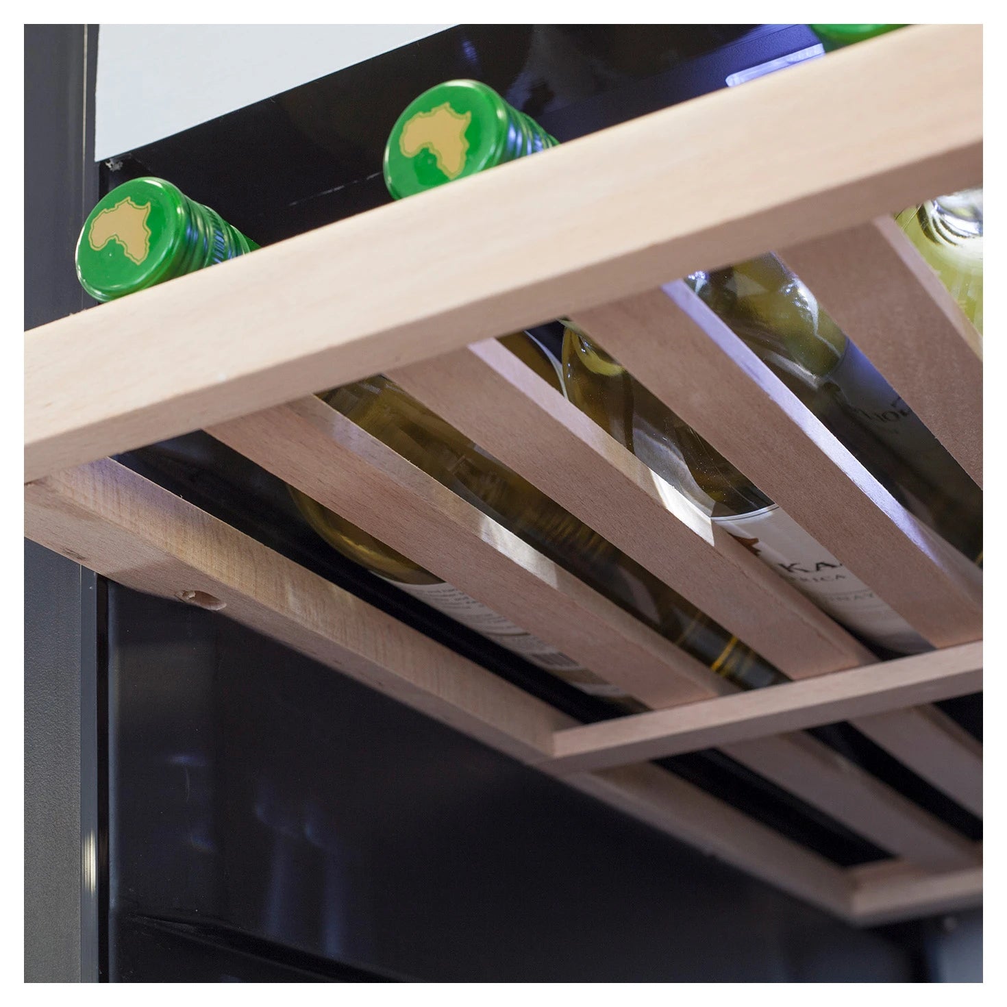 Freistehender Weinkühlschrank CASO Design WineChef Pro 126-2D Detailansicht des Holzlagerbodens