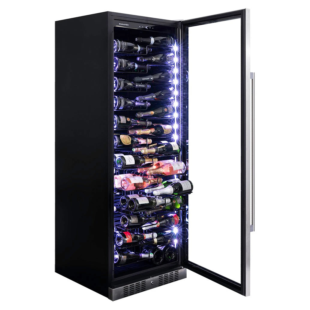 Dunavox Sera-143 Weinkühlschrank mit geöffneter Glastür, weißer LED-Innenbeleuchtung und vollständig beladenen Weinregalen