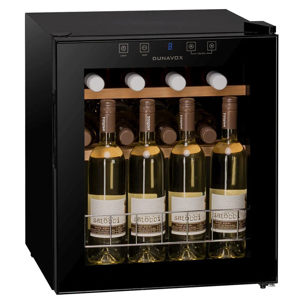 Dunavox Home-16 Weinkühlschrank Frontalansicht mit Glastür, beladene Holzregale mit Weißweinflaschen, LED-Bedienfeld oben