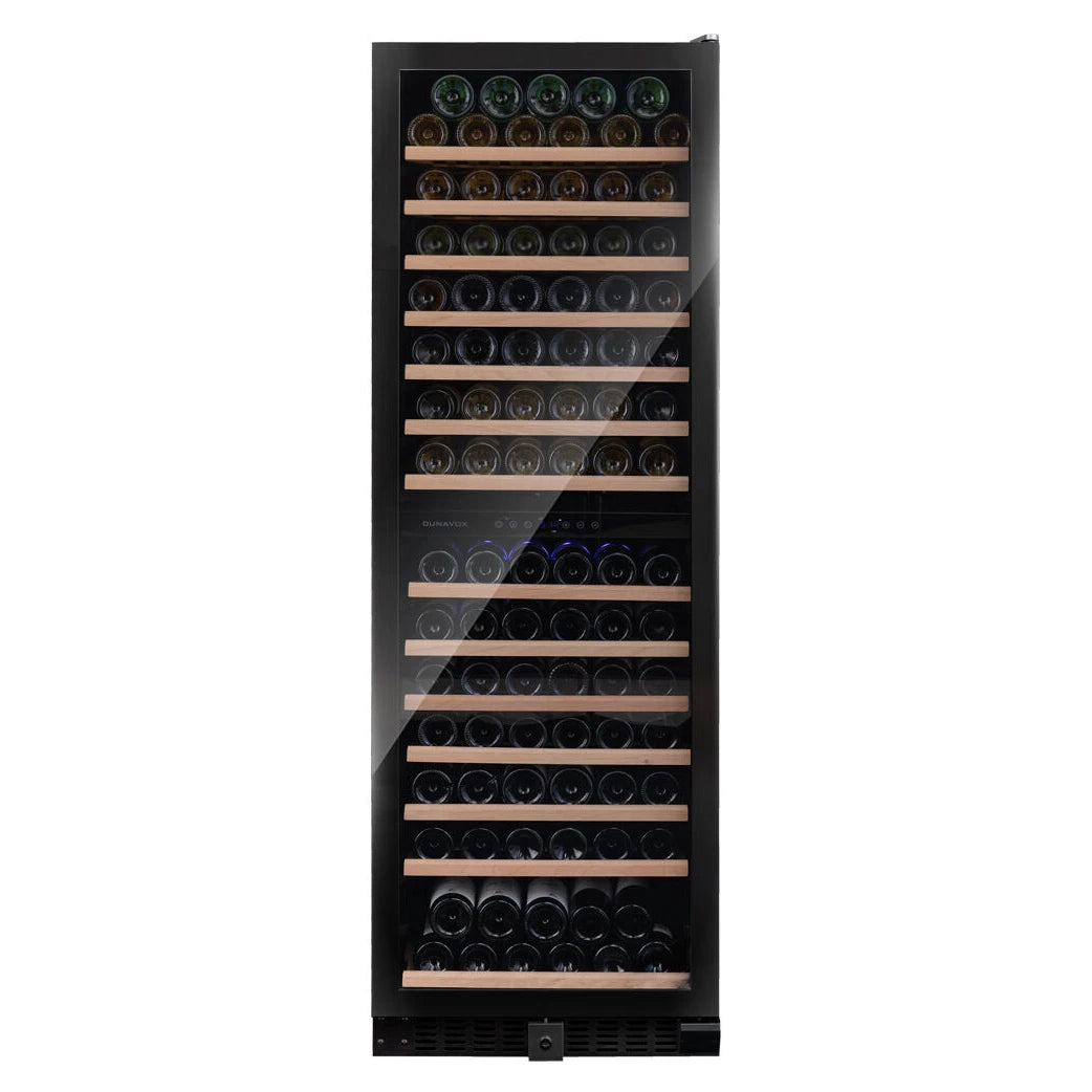 Dunavox Grande-166 schwarzer Weinkühlschrank frontal, Holzregale vollbestückt mit Weinflaschen, blaue LED-Zonenbeleuchtung