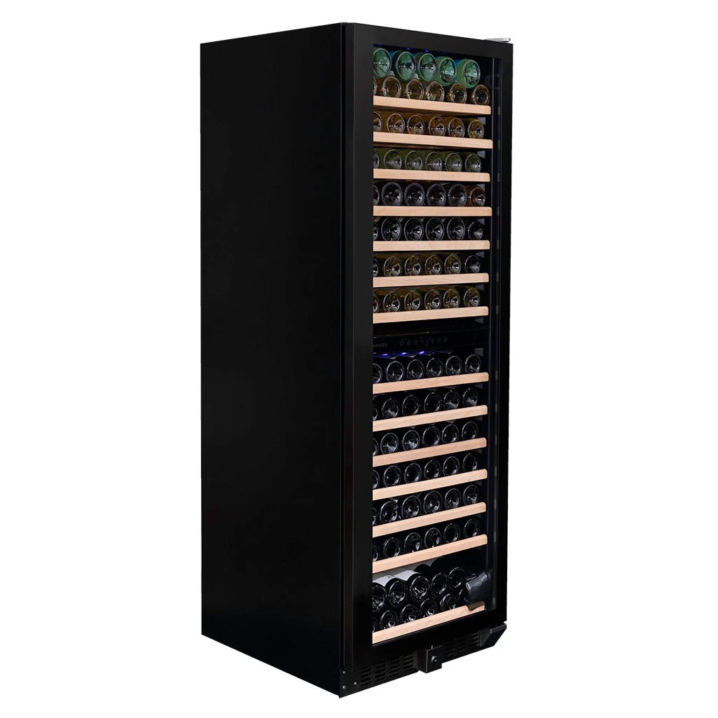 Dunavox Grande-166 schwarzer Weinkühlschrank in Schrägansicht, Holzregale vollbestückt mit Weinflaschen, blaue LED sichtbar