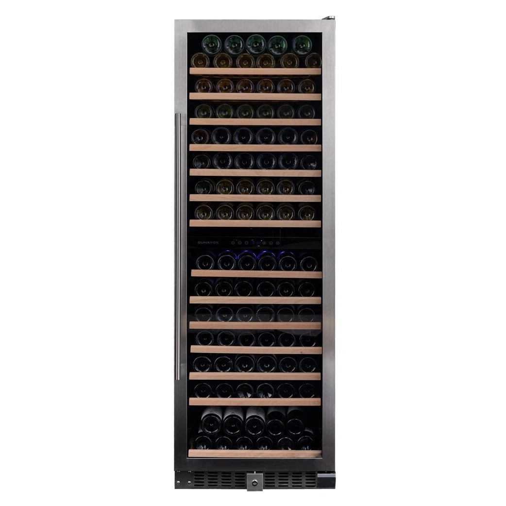 Dunavox Grande-166 Edelstahl-Weinkühlschrank frontal, Holzregale mit Weinflaschen, blaue Zweizonen-LED in der Mitte sichtbar