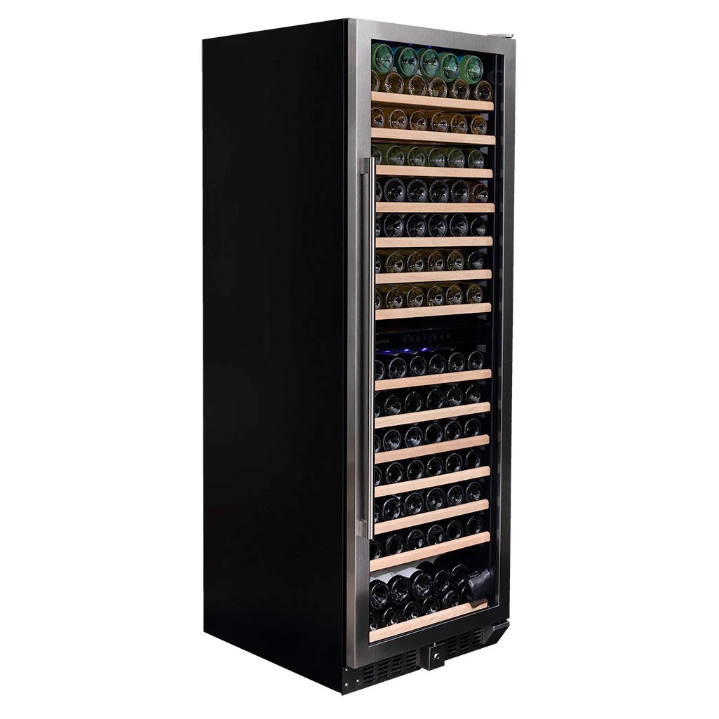 Dunavox Grande-166 Edelstahl-Weinkühlschrank in Schrägansicht, Holzregale vollbestückt mit Weinflaschen, blaue LED sichtbar