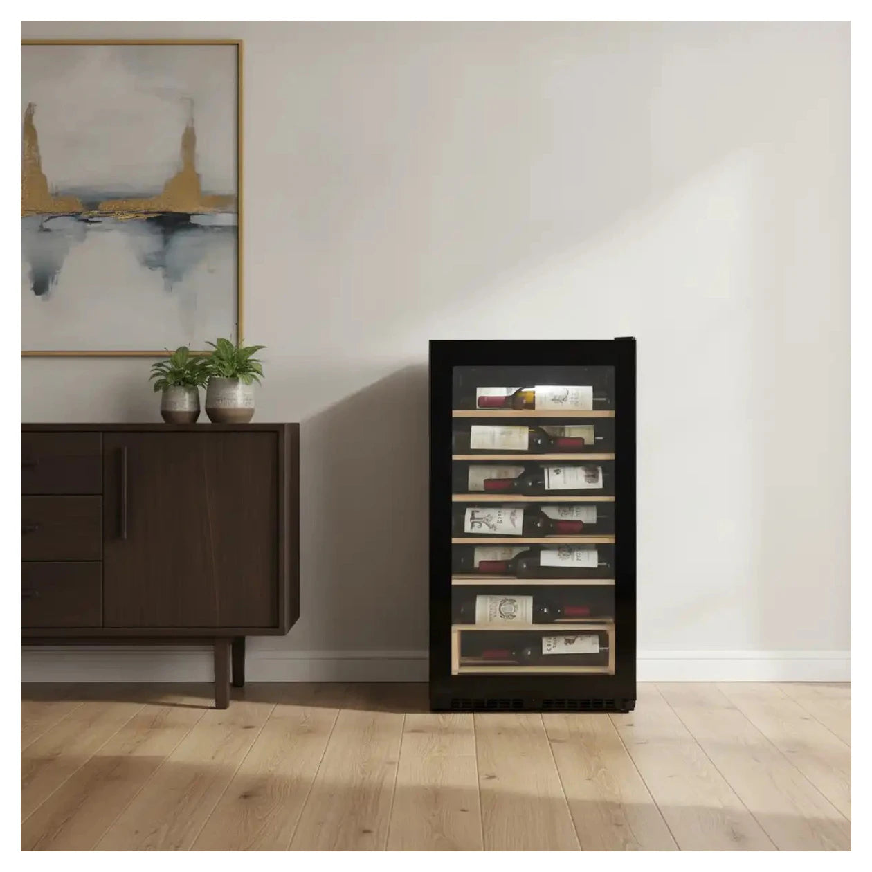 Freistehender Weinkühlschrank Cavecool Joy Opalite CC17SB im Wohnzimmer neben einem Sideboard