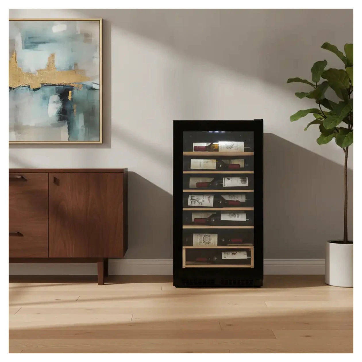 Freistehender Weinkühlschrank Cavecool Joy Opalite CC17SB im Wohnzimmer neben Sideboard und Zimmerpflanze