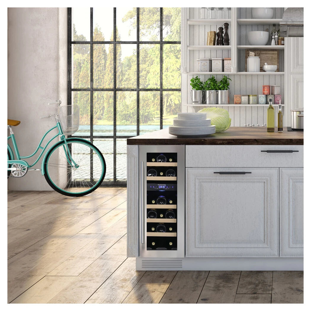 Dunavox Flow-17 Stainless Unterbau-Weinkühlschrank eingebaut in heller Landhausküche mit weißen Schränken und Holzplatte
