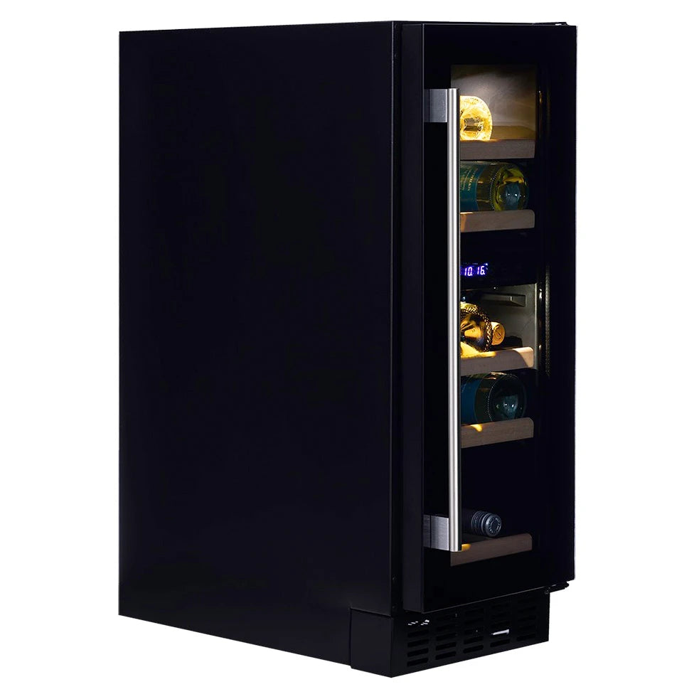 Dunavox Flow-17 Black Weinkühlschrank Schrägansicht, geöffnete Tür mit LED-beleuchtetem Innenraum und befüllten Holzregalen
