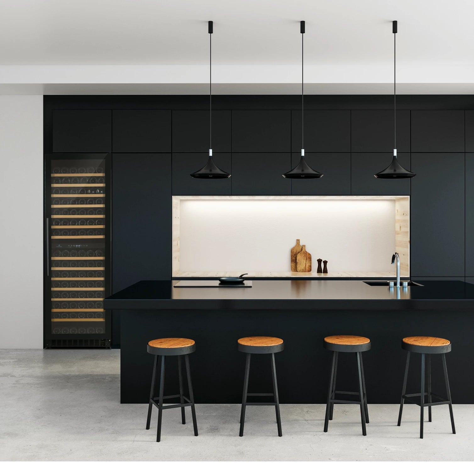 Schwarzer Weinkühlschrank Cavecool Affection Onyx CC428DB-1 integriert in moderne schwarze Küche mit Holzregalen, Weinflaschen und Barhockern.