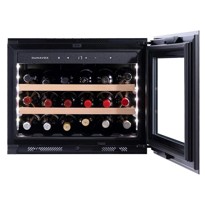 Dunavox Glance-18 mit weit geöffneter Glastür, Touchscreen-Display, LED-Beleuchtung und drei beladenen Buchenholzregalen