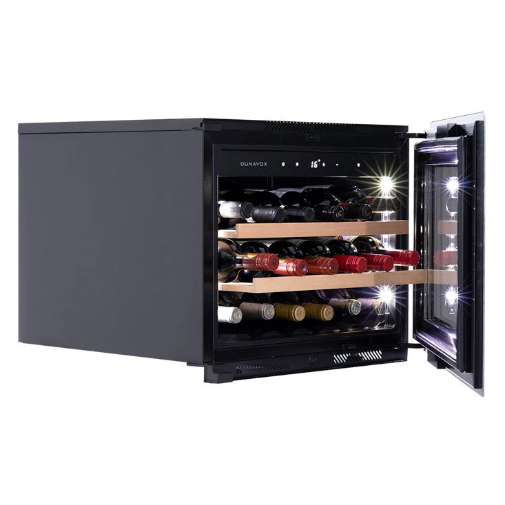 Dunavox Glance-18 Weinkühlschrank von der Seite mit geöffneter Glastür, sichtbarem Display und beleuchteten Holzregalen