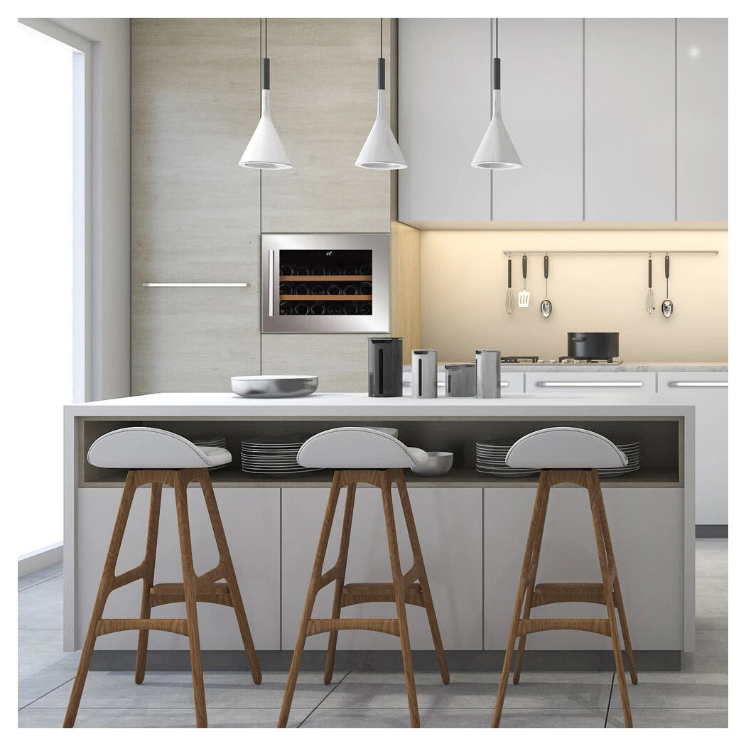 Dunavox Soul-18 Unterbau-Weinkühlschrank in heller moderner Küche mit Kücheninsel und Barhockern