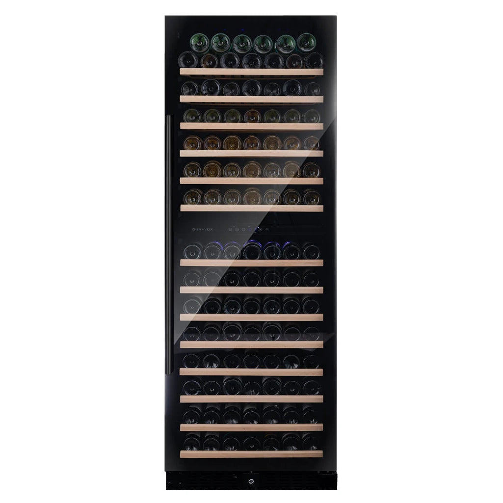 Dunavox Grande-181 schwarzer Weinkühlschrank frontal, Holzregale vollbestückt mit Weinflaschen und blauer LED sichtbar