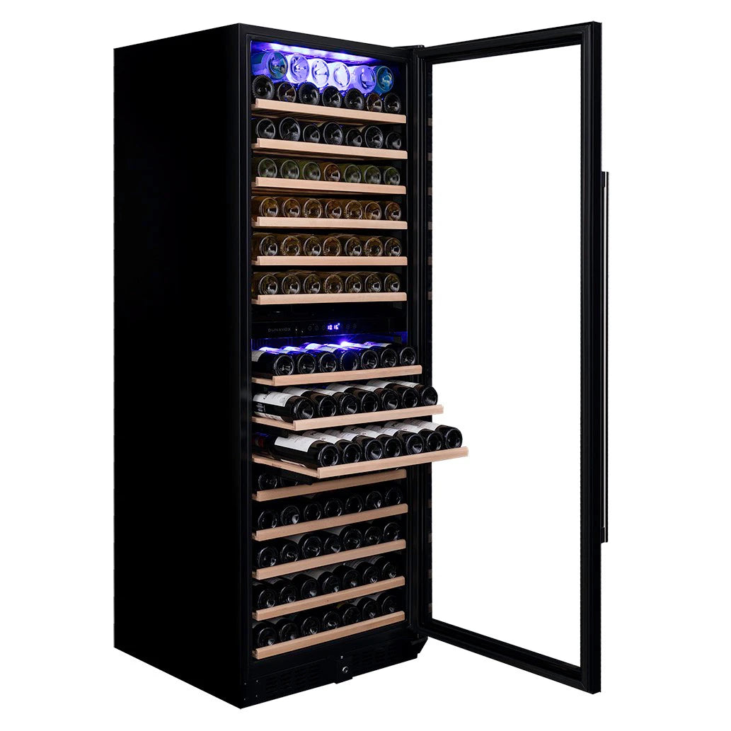 Dunavox Grande-181 schwarzer Weinkühlschrank geöffnet, ausgezogenes Regal mit Weinflaschen und blaue LED-Beleuchtung oben