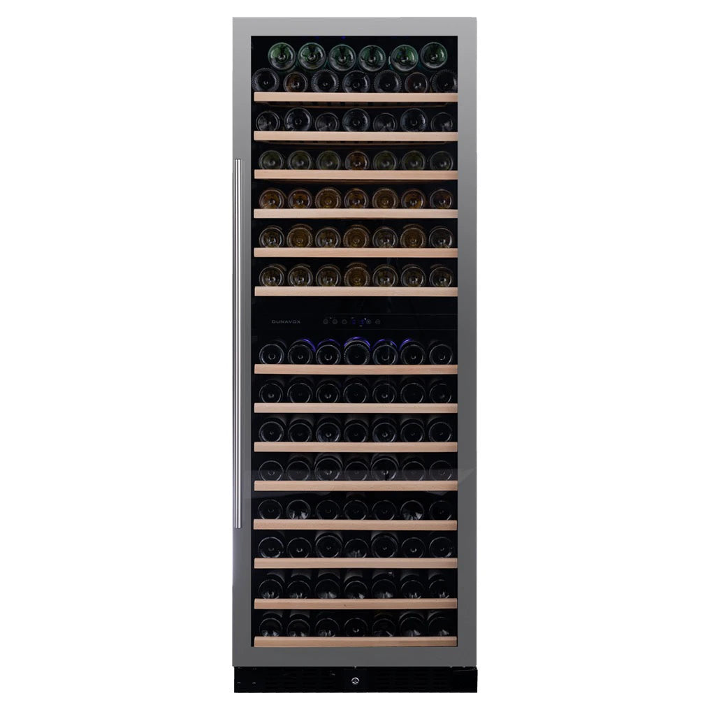 Dunavox Grande-181 Edelstahl-Weinkühlschrank frontal, Holzregale mit Weinflaschen, blaue Zweizonen-LED sichtbar