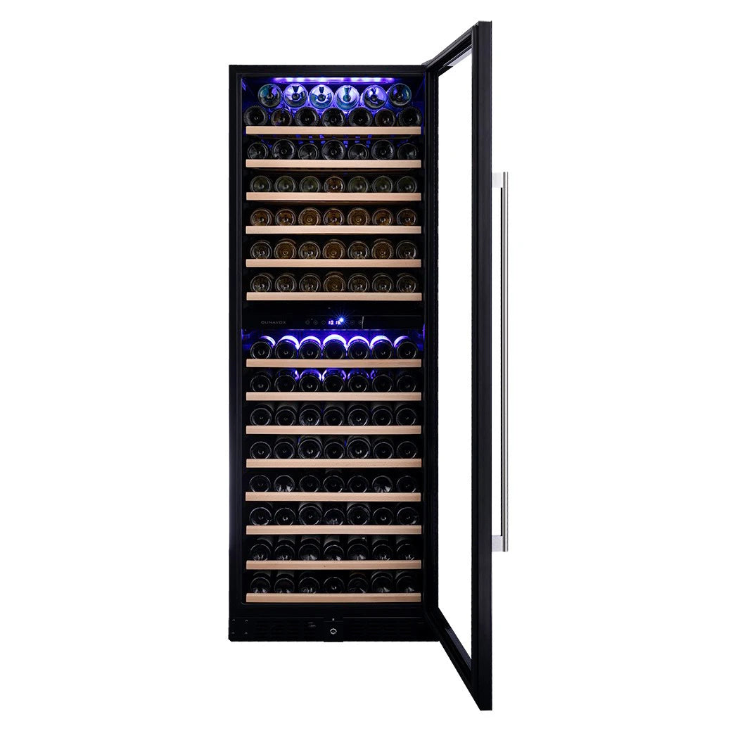 Dunavox Grande-181 Edelstahl-Weinkühlschrank mit offener Tür, Holzregale vollbestückt und blaue Zweizonen-LED sichtbar