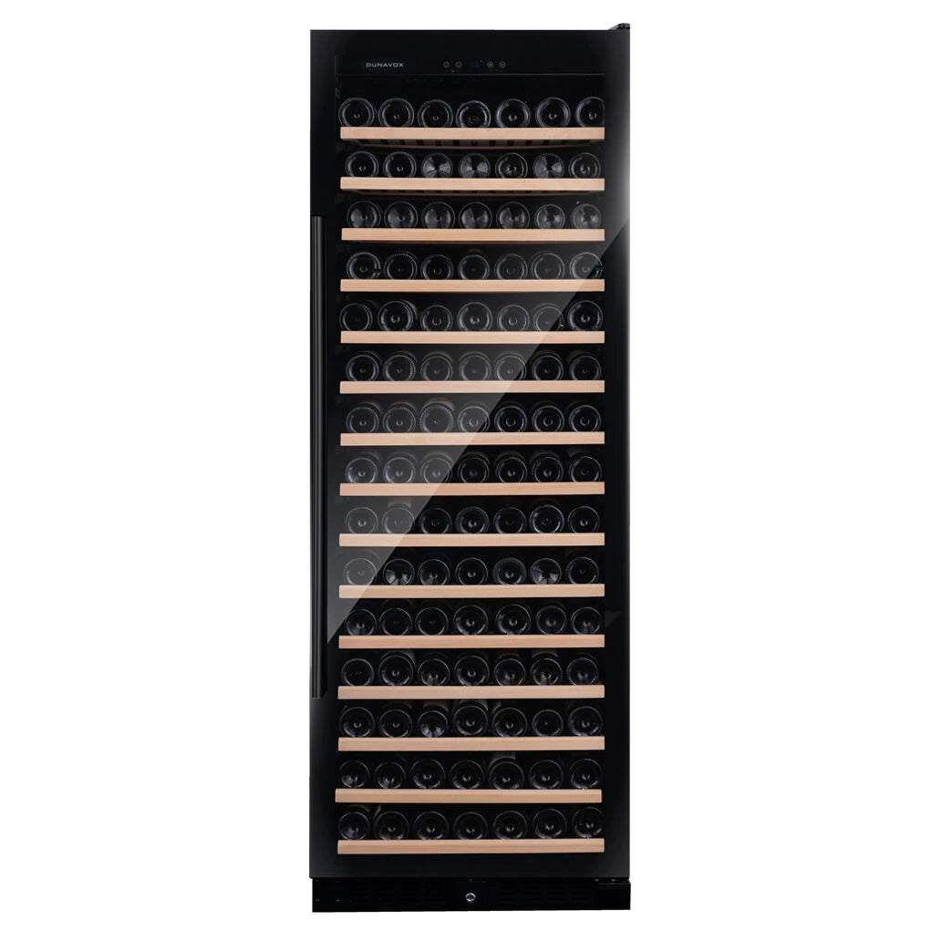 Dunavox Grande-194 schwarzer Weinkühlschrank frontal, Glastür mit Holzregalen vollbestückt mit Weinflaschen
