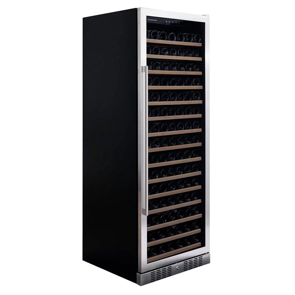 Dunavox Grande-194 Weinkühlschrank mit Edelstahlrahmen in Schrägansicht, Holzregale mit Weinflaschen durch Glastür sichtbar