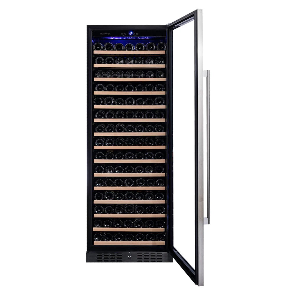 Dunavox Grande-194 Edelstahl-Weinkühlschrank mit geöffneter Tür, Holzregale vollbestückt und blaue LED-Beleuchtung oben