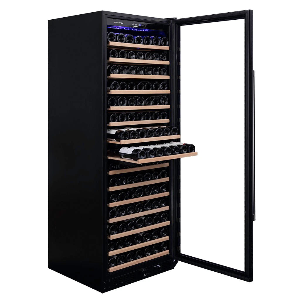 Dunavox Grande-194 schwarzer Weinkühlschrank geöffnet, ausgezogenes Holzregal mit Weinflaschen und blaue LED-Beleuchtung