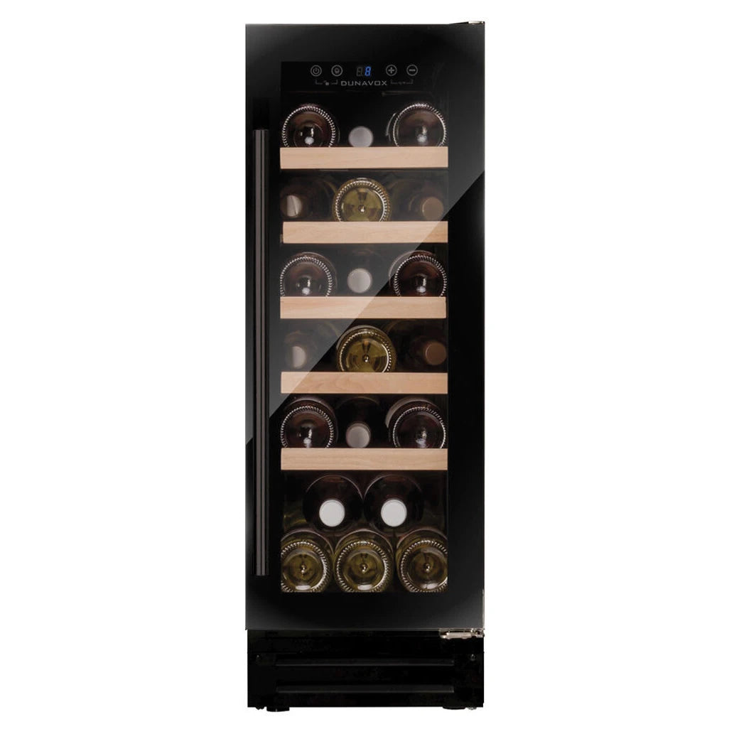 Dunavox Flow-19 Black Unterbau-Weinkühlschrank frontal, mehrere Holzregale vollbestückt mit Weinflaschen, schwarzes Design