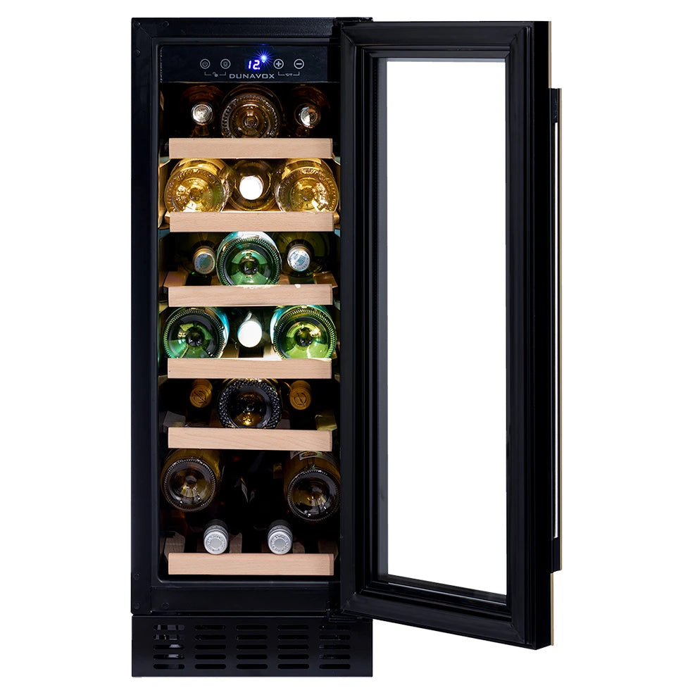 Dunavox Flow-19 Black Unterbau-Weinkühlschrank mit offener Tür, Holzregale vollbestückt mit Weinflaschen, schwarzes Design