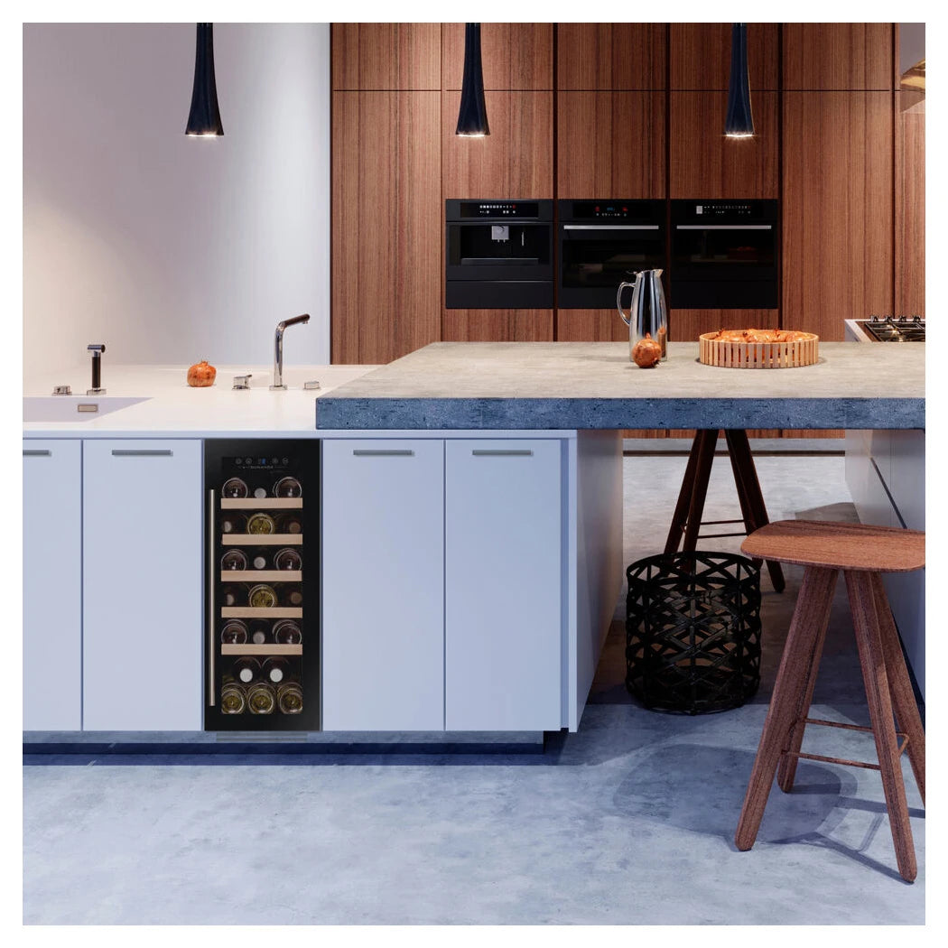 Dunavox Flow-19 Black Unterbau-Weinkühlschrank integriert in moderner Küche mit Kücheninsel, Holzfronten und Pendelleuchten