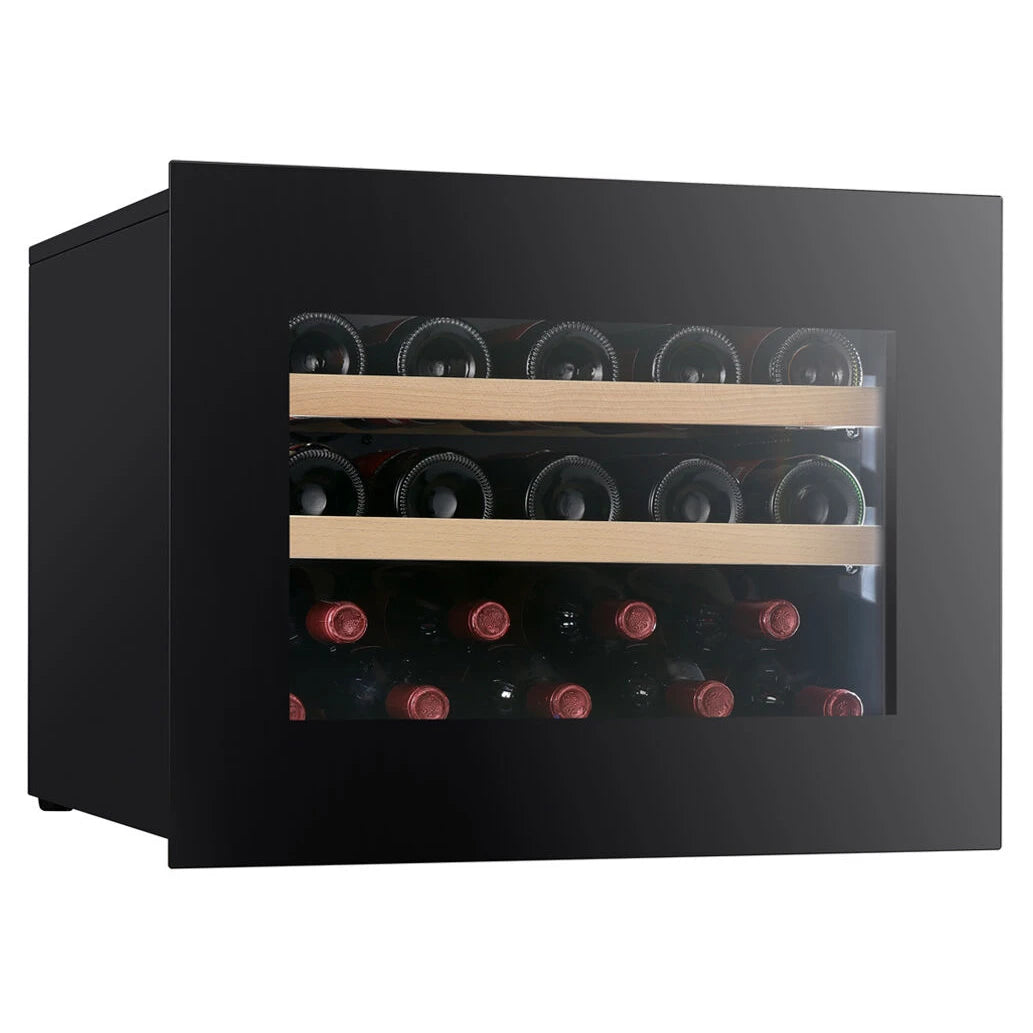 Dunavox Horizon-19 Black Unterbau-Weinkühlschrank frontal auf weißem Hintergrund, Holzregale mit Weinflaschen sichtbar