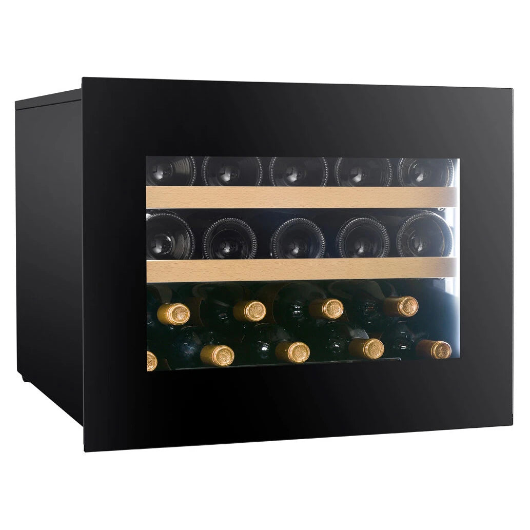 Dunavox Noble-19 Weinkühlschrank, Schrägansicht mit geschlossener Glastür, schwarzem Gehäuse und liegenden Weinflaschen