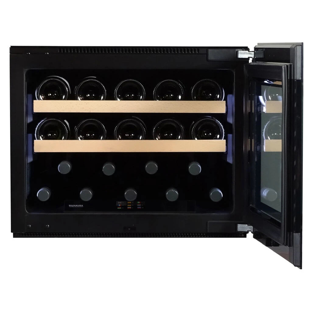 Dunavox Noble-19 Weinkühlschrank, Frontansicht mit weit geöffneter Glastür, Holzregal und liegenden Weinflaschen