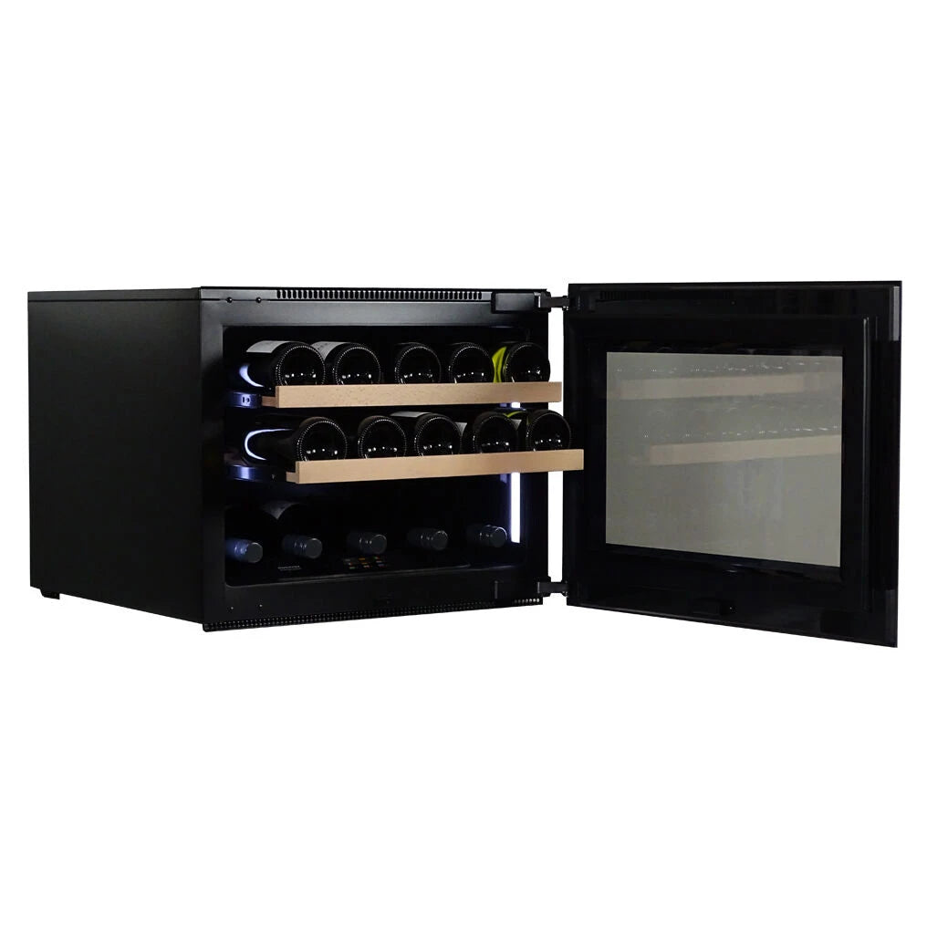 Dunavox Noble-19 Weinkühlschrank freistehend mit geöffneter Glastür, blaue LED-Beleuchtung, Holzregalen und Weinflaschen