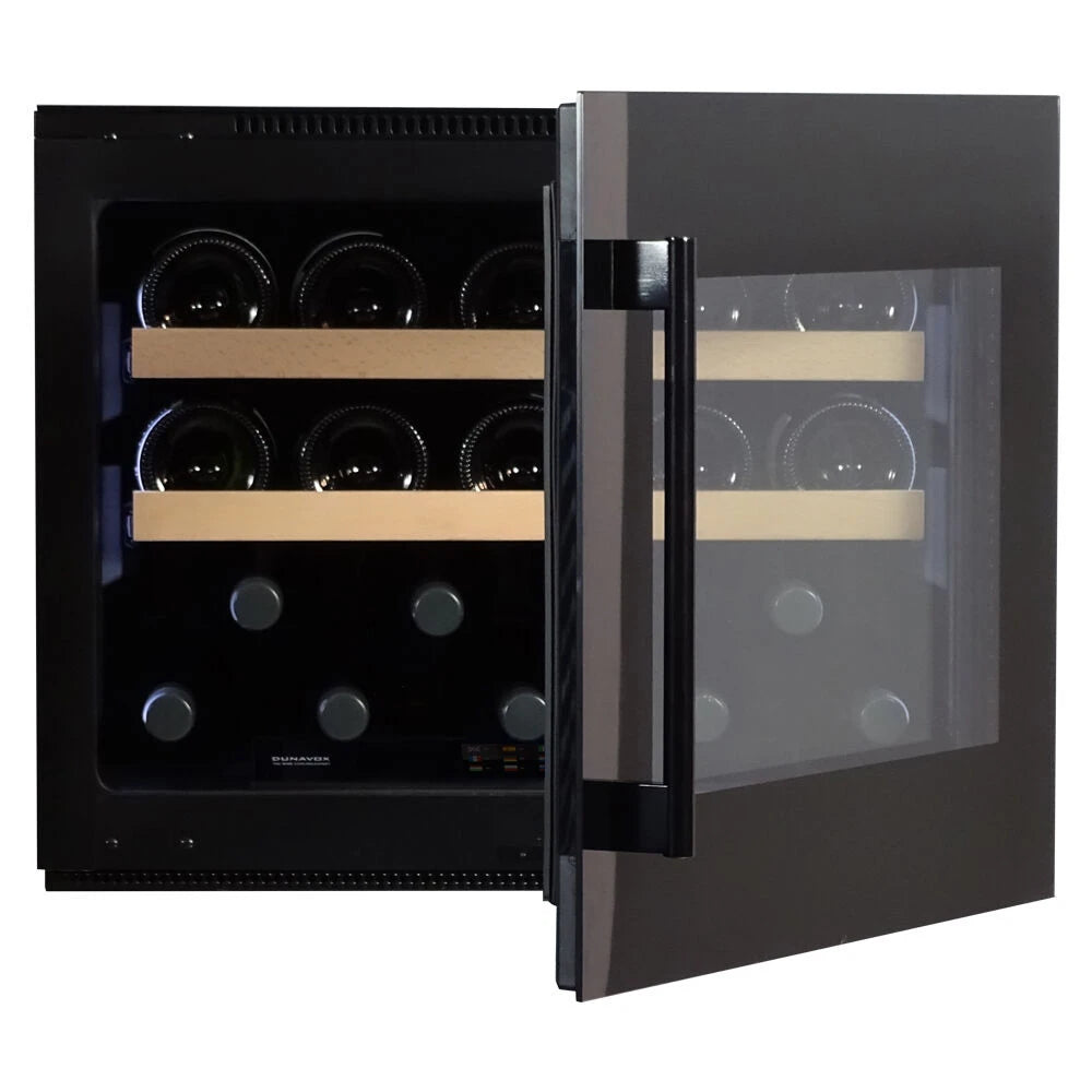 Dunavox Prime-19 Unterbau-Weinkühlschrank mit geöffneter Glastür, Blick auf Holzregale mit liegenden Weinflaschen