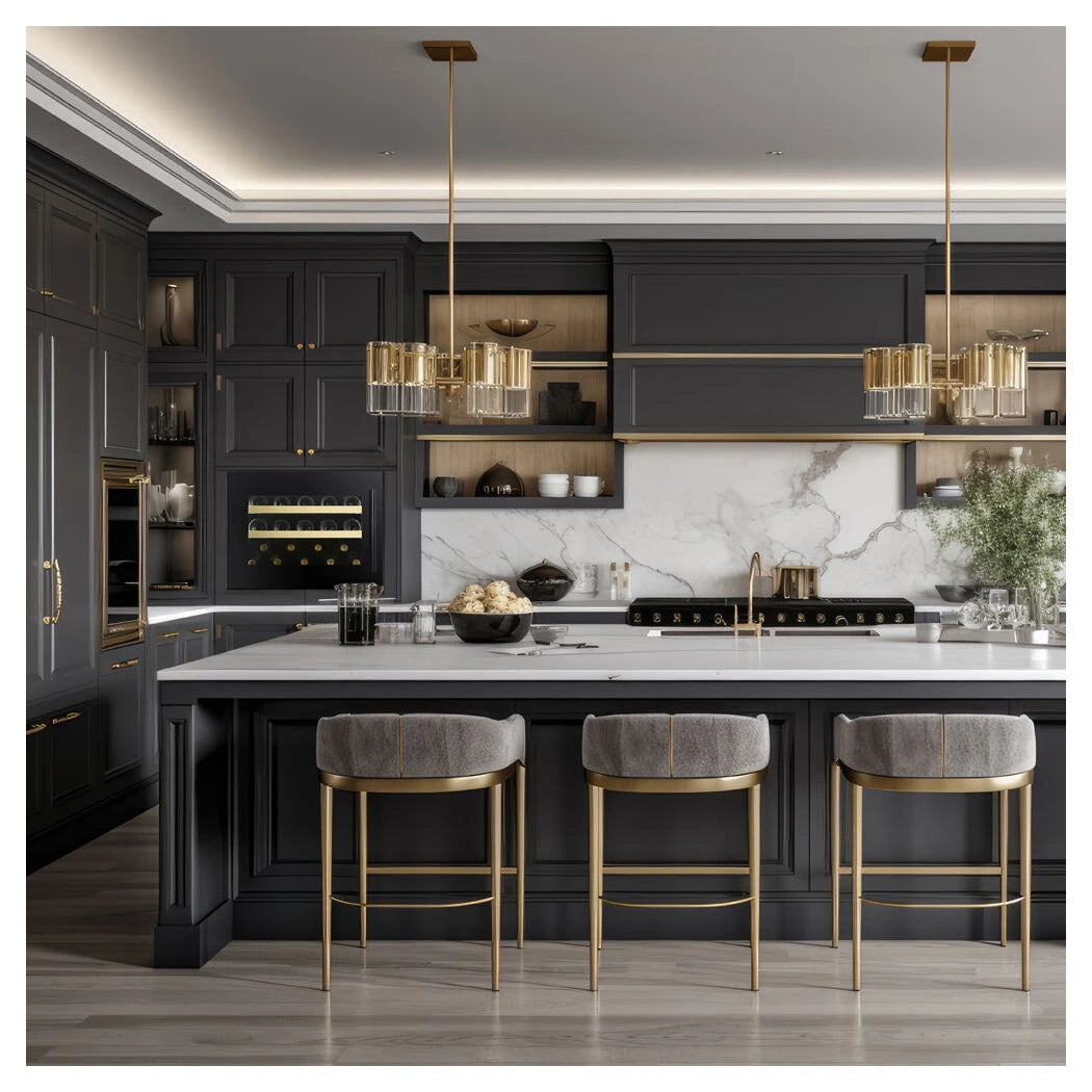 Dunavox Spirit-19 Black Weinkühlschrank eingebaut in eleganter dunkler Küche mit Goldakzenten, Marmorwand und Kücheninsel