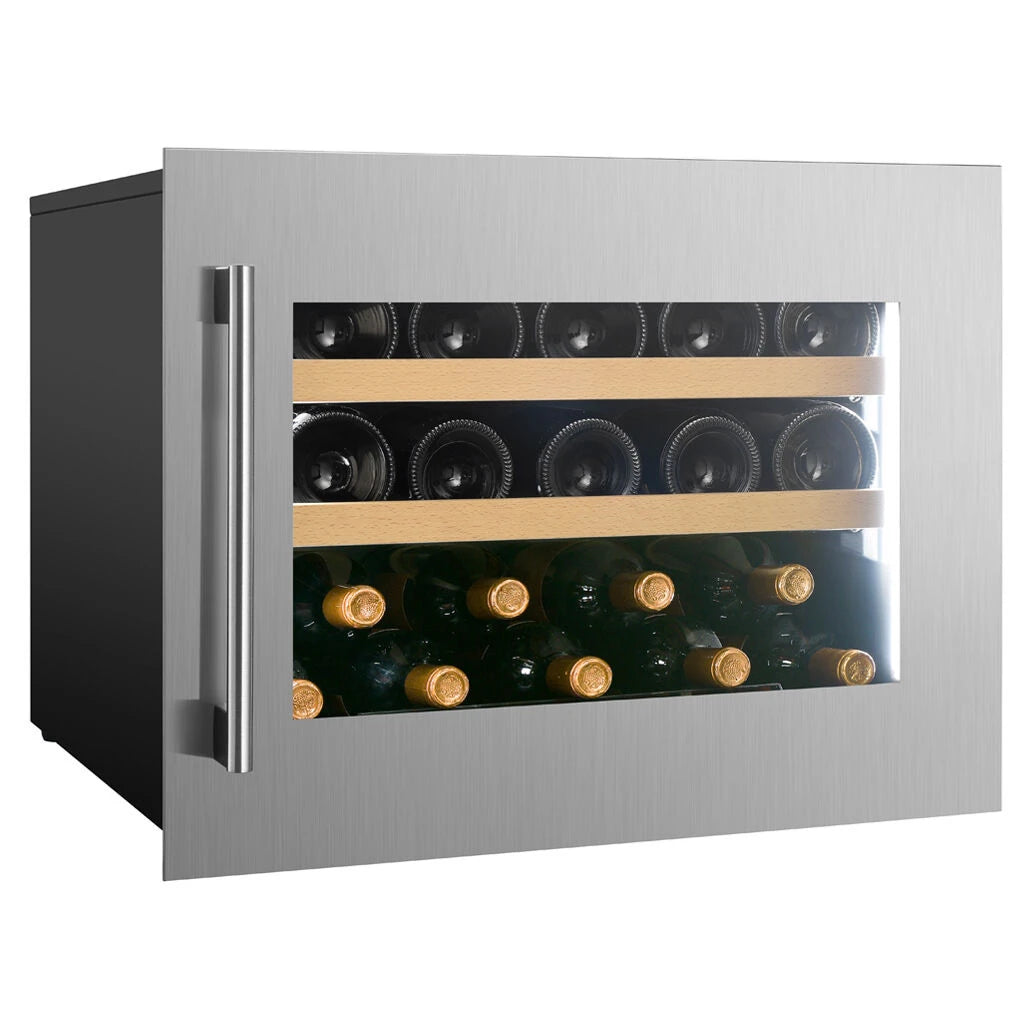 Dunavox Spirit-19 Stainless Weinkühlschrank, Schrägansicht mit Edelstahltür, Holzregalen und Weinflaschen mit Goldkapseln