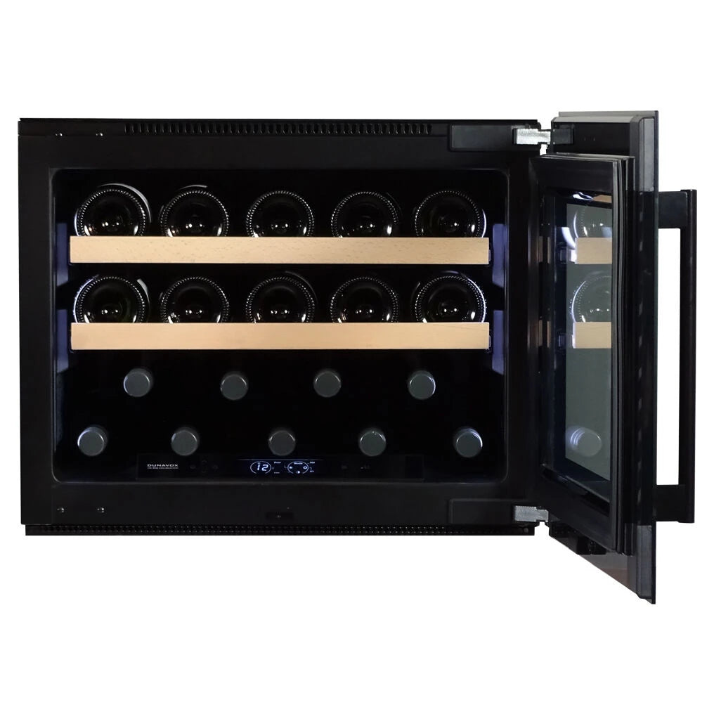 Dunavox Spirit-19 Black Weinkühlschrank offen, Blick auf drei Holzregale mit liegenden Weinflaschen und Bedienpanel vorne