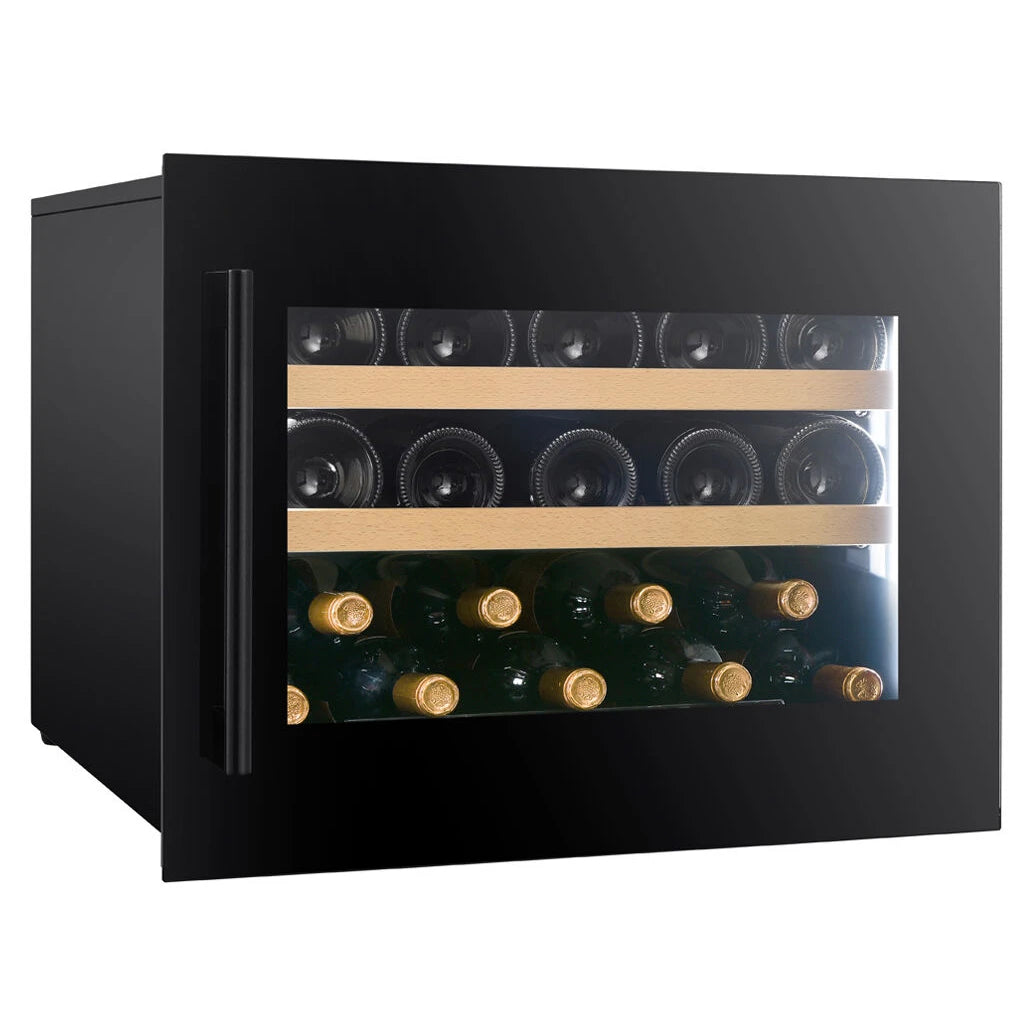 Dunavox Spirit-19 Black Weinkühlschrank, Schrägansicht mit offener Tür, Holzregalen und Weinflaschen mit Goldkapseln