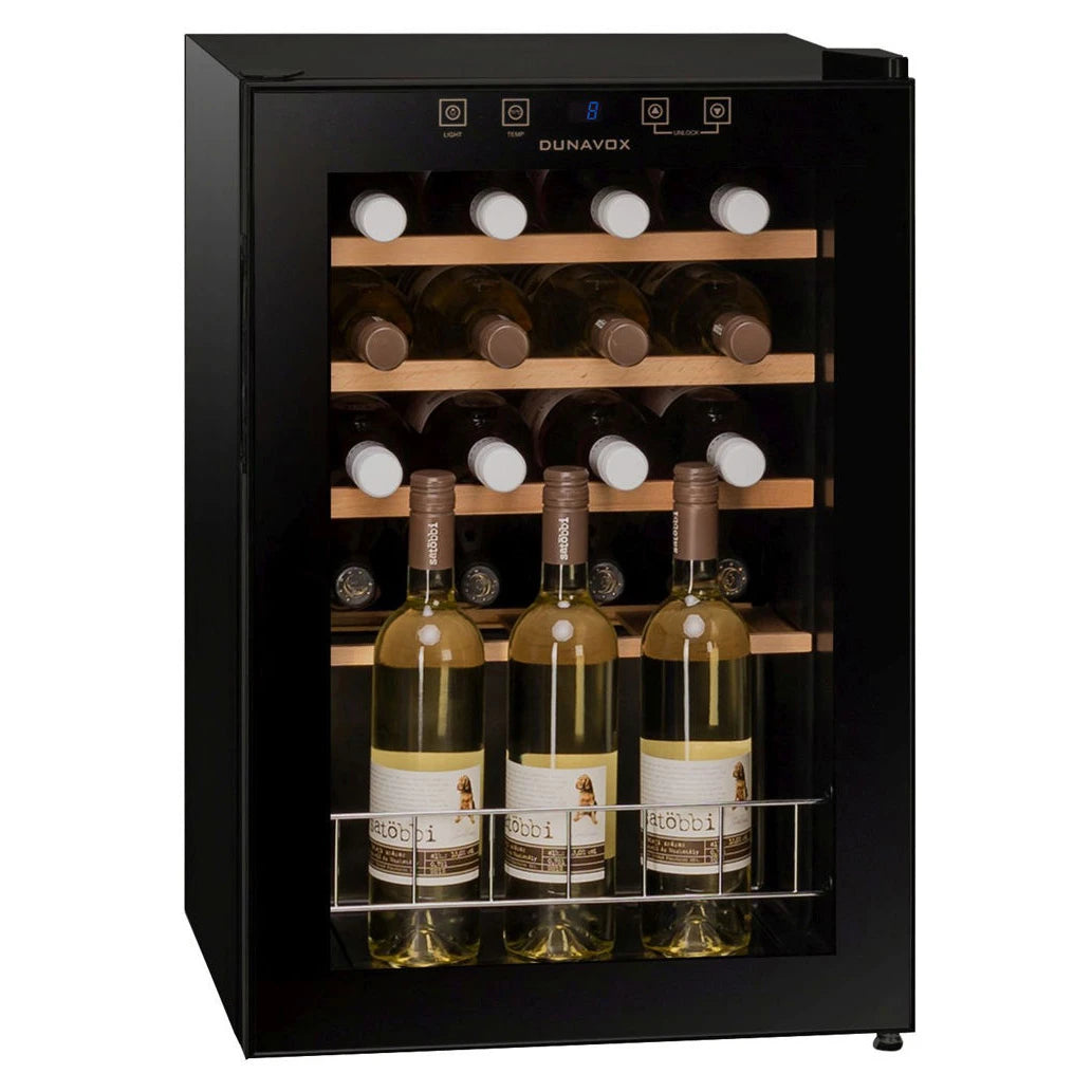 Dunavox Home-20 Weinkühlschrank mit seitlich geöffneter Glastür, Blick auf beladene Holzregale und Flaschenhalter