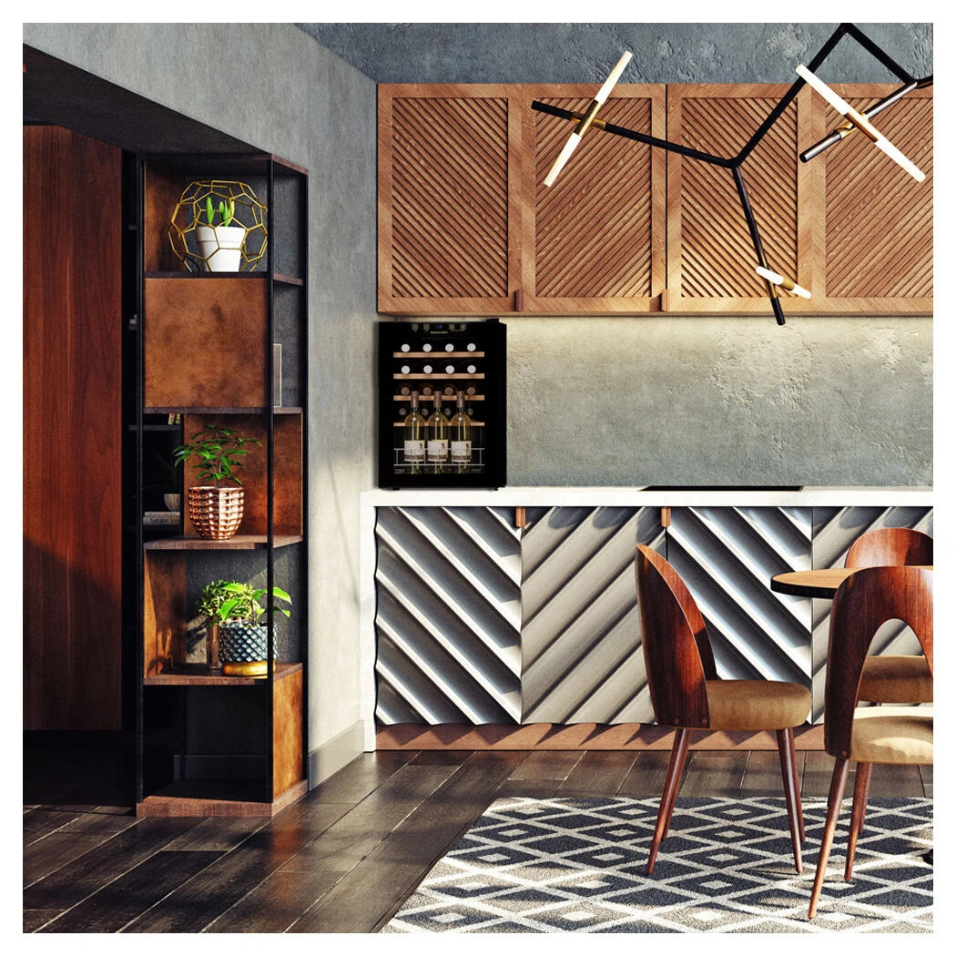 Dunavox Home-20 Weinkühlschrank in eklektischem Interieur mit Holzregal, Designerleuchte und geometrischen Wandpaneelen
