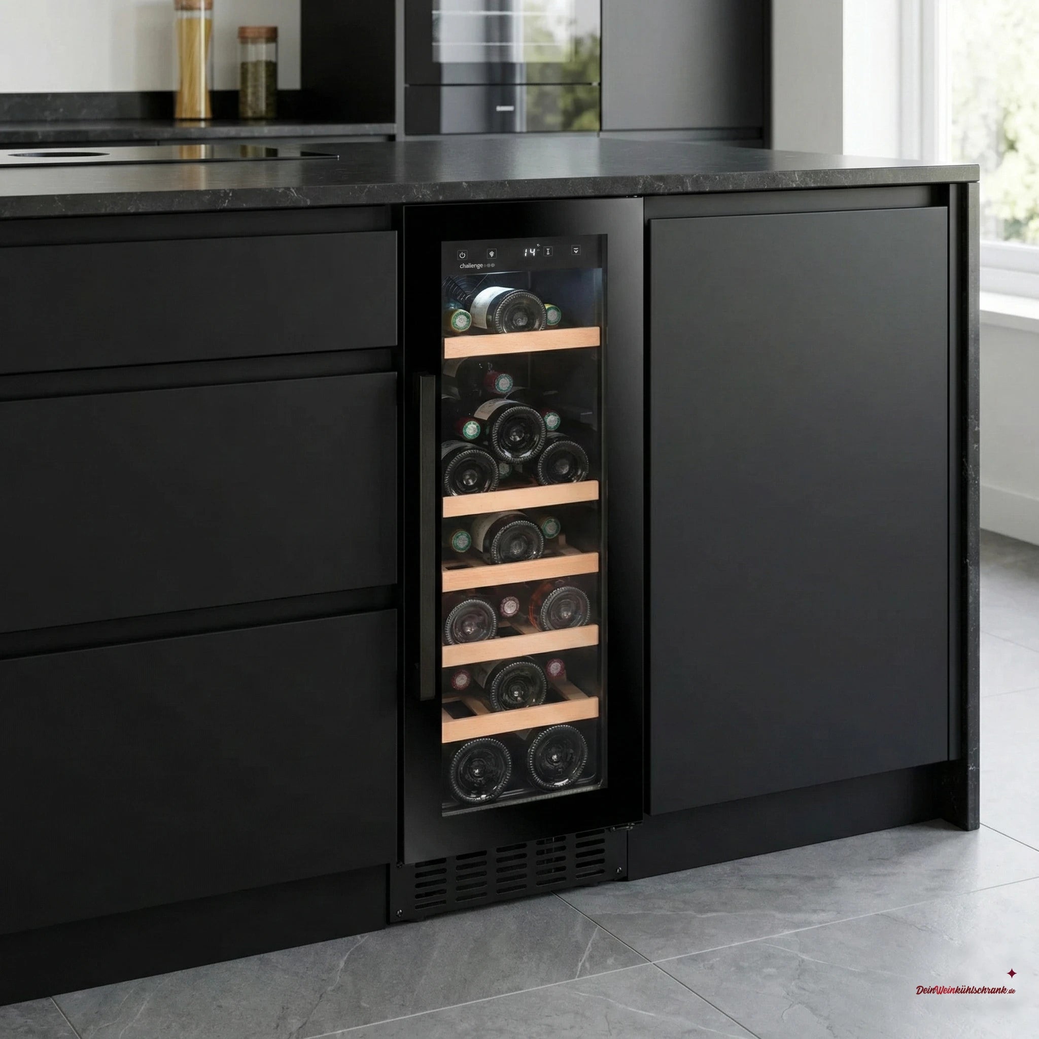 Weinkühlschrank 23 Flaschen Avintage AVU30SHD, integrierbar unter der Arbeitsplatte, mit Glastür, Holzablagen und digitaler Temperaturanzeige in moderner schwarzer Küche.